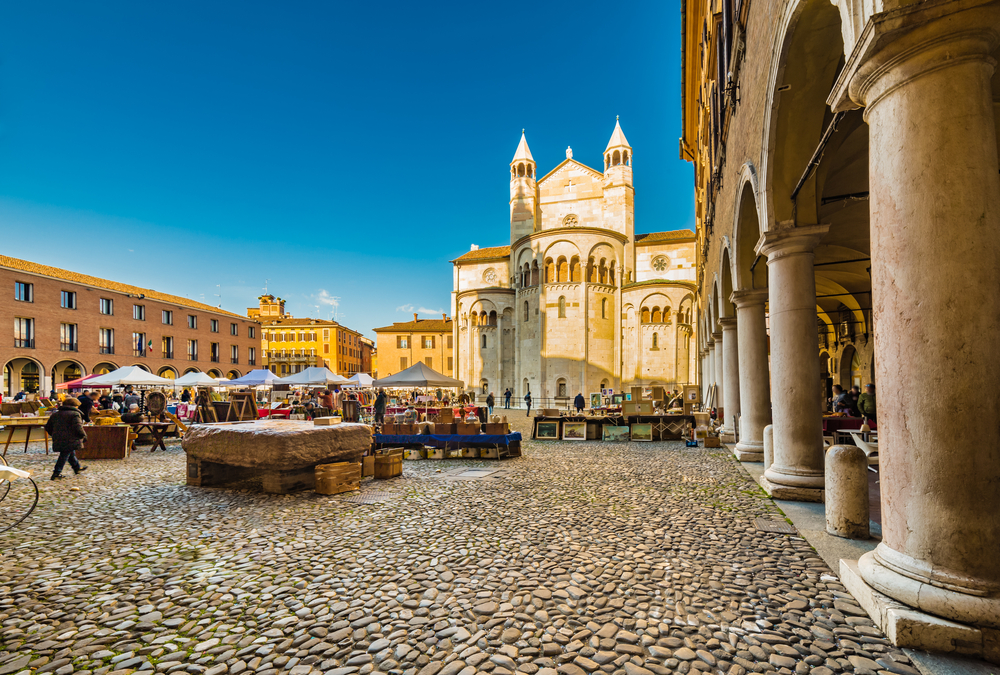 Stalls,Of,Antique,Market,In,The,Main,Square,Of,Modena
